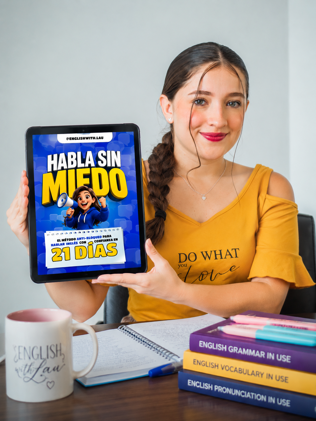 Persona sonriendo mientras practica inglés con el ebook Habla Sin Miedo